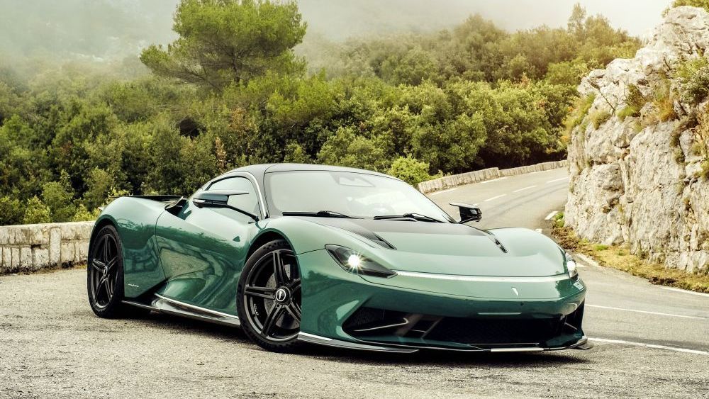 Een groene Pininfarina Battista rijdt door de bergen bij Monaco