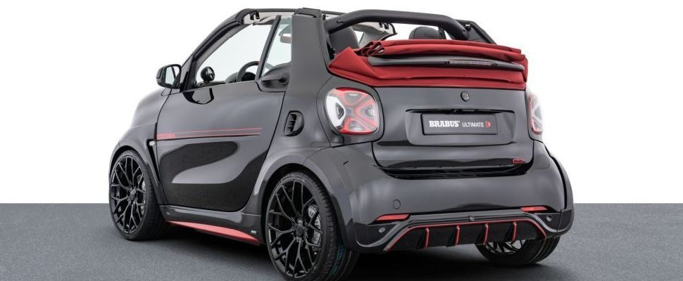 Een zwarte Smart Brabus Ultimate staat op een grijs vlak