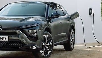 Een C5 X wordt geladen aan een wallbox 