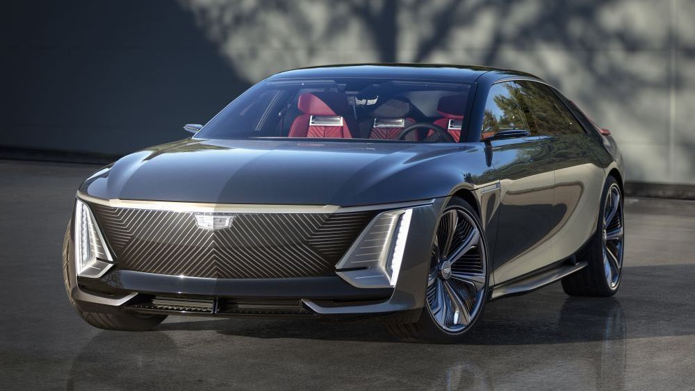 Een Cadillac-conceptauto staat geparkeerd op een parkeerplaats.