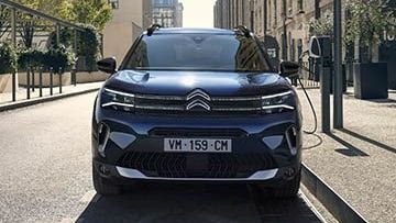 Een blauwe Citroen C5 Aircross wordt geladen aan een openbare laadpaal