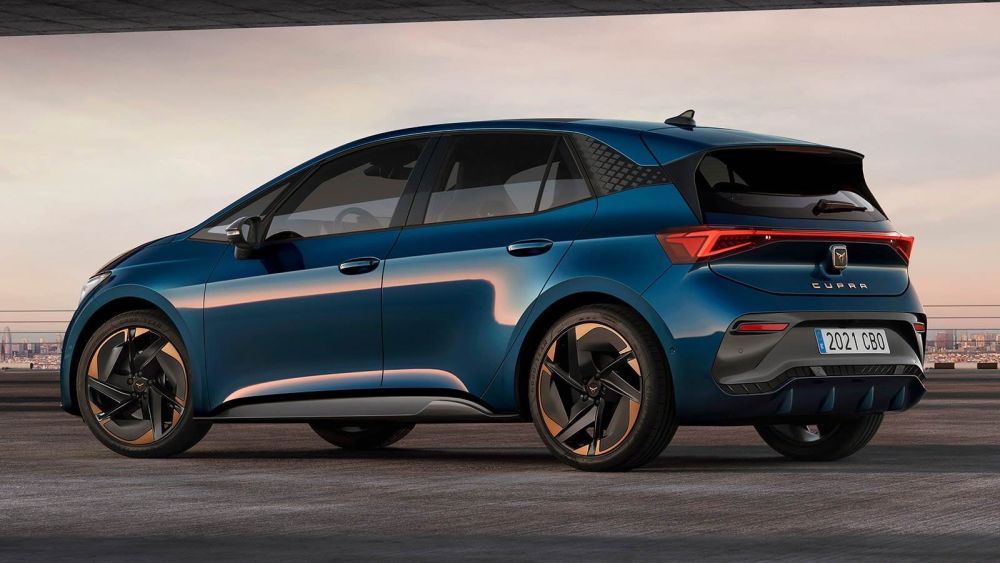 Een blauwe Cupra Born Blizzard Copper staat model met in de verte een stad op de achtergrond