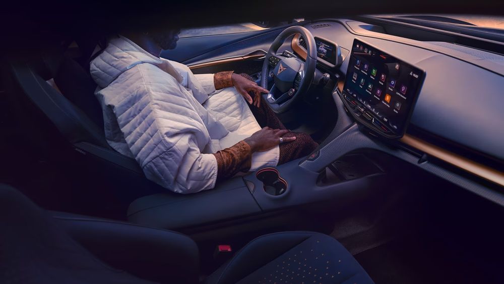 Iemand zit in de driverseat van een Cupra Tavascan