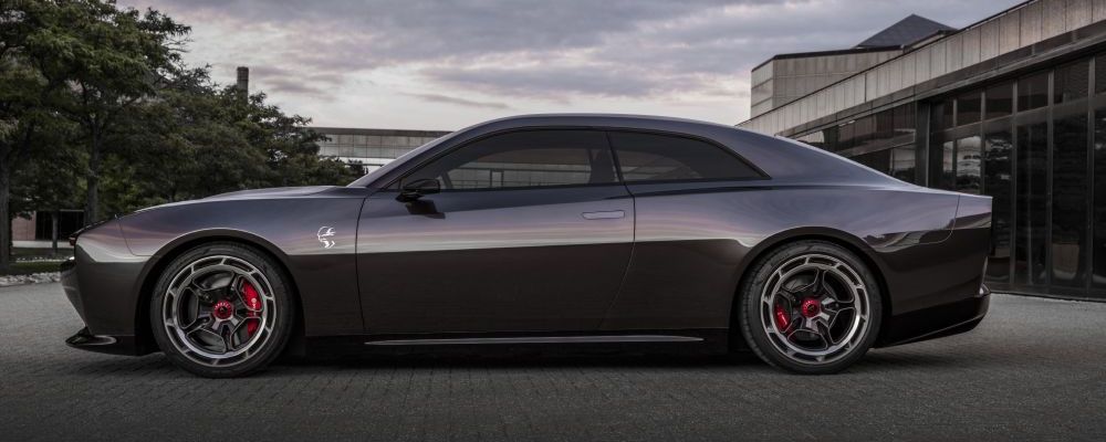 Een zwarte Dodge Charter SRT Daytona Concept staat voor een gebouw