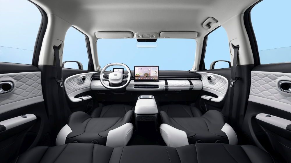 De binnenkant van de Dongfeng BOX met de voorste stoelen plat