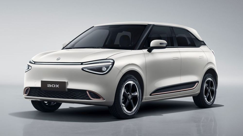 Een witte Dongfeng BOX staat op een grijze ondergrond