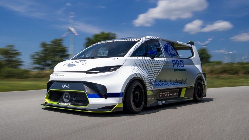 Een wit-blauwe elektrische Ford Supervan is voorzien van spoilers