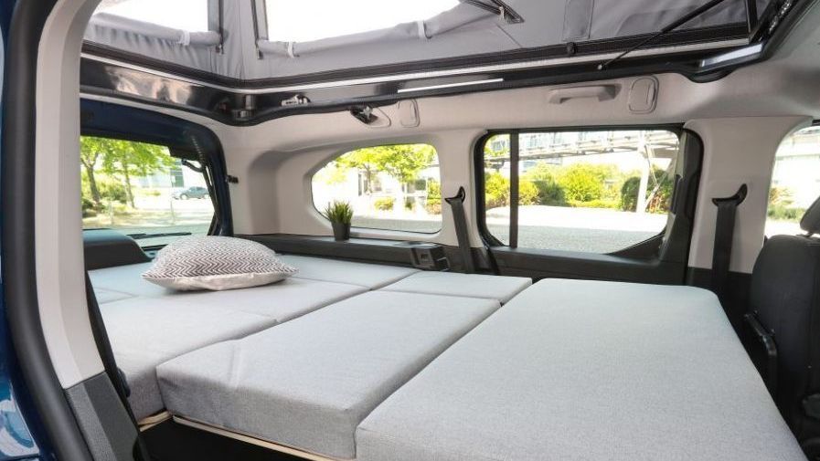 Elektrische camper Peugeot e-Rifter - slapen op het inbouwmeubel