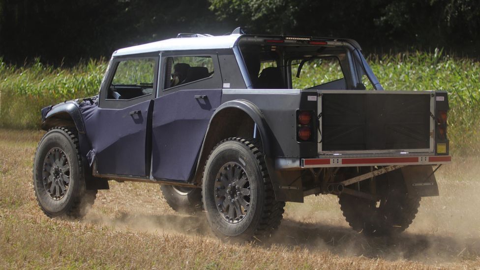 Een grijsblauwe Fering Pioneer staat ergens in een weiland