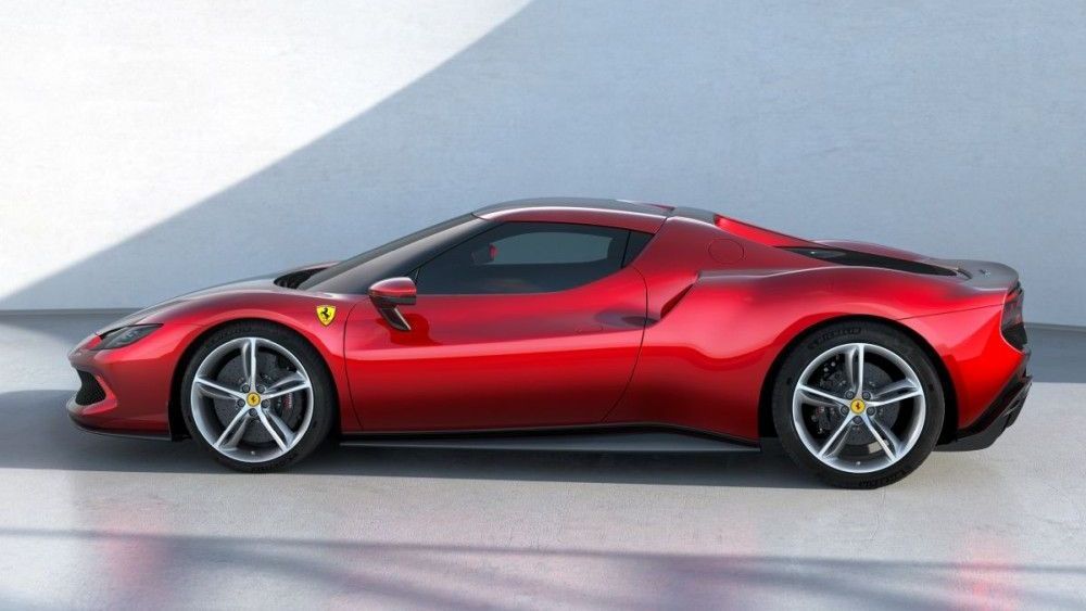 Een rode plug-in hybride Ferrari 296 GTB staat geparkeerd in een garage.