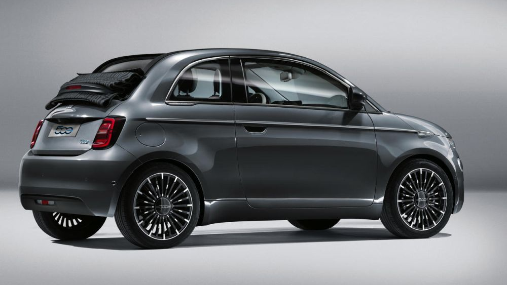 De elektrische cabrio Fiat 500e Cabrio zijkant