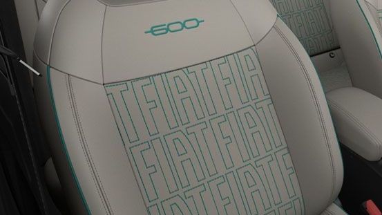 Fiat 600e stoel met logo van de 600e