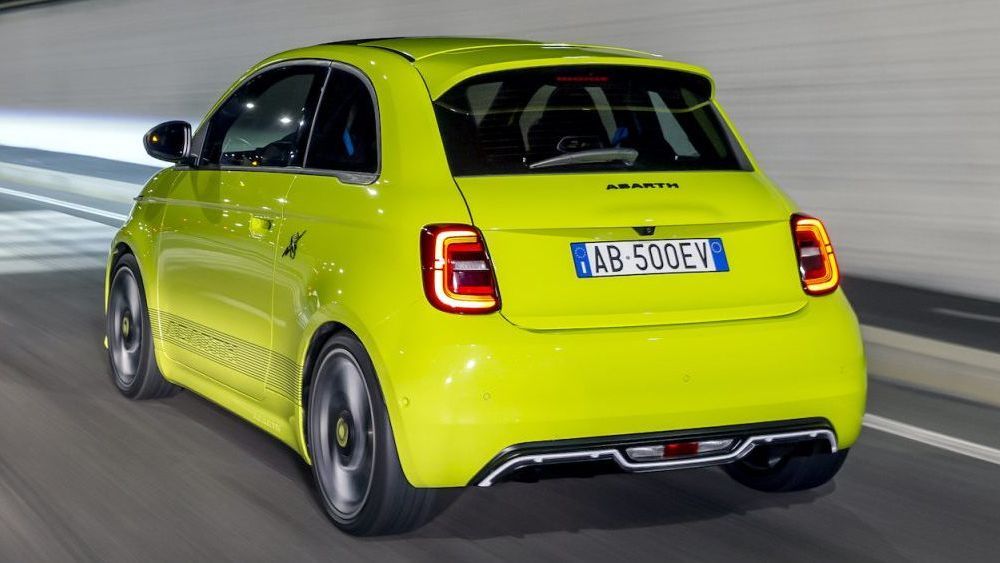 Een groene Abarth 500e rijdt in het donker