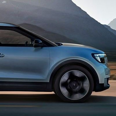 Voorkant van de Ford Exoplorer EV vanaf de zijkant gezien