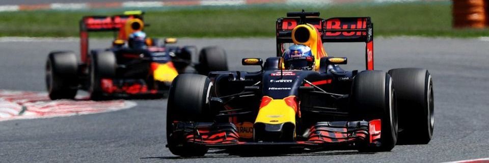 Max Verstappen op het circuit in een F1-auto van Red Bull