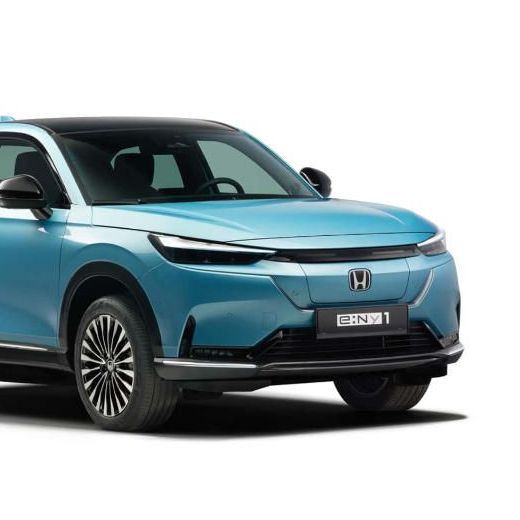 Een lichtblauwe elektrische Honda e:Ny1 SUV zonder achtergrond