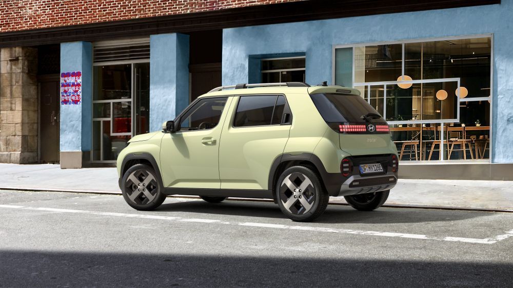 Een groene Hyundai Inster staat in een parkeervak in een straat