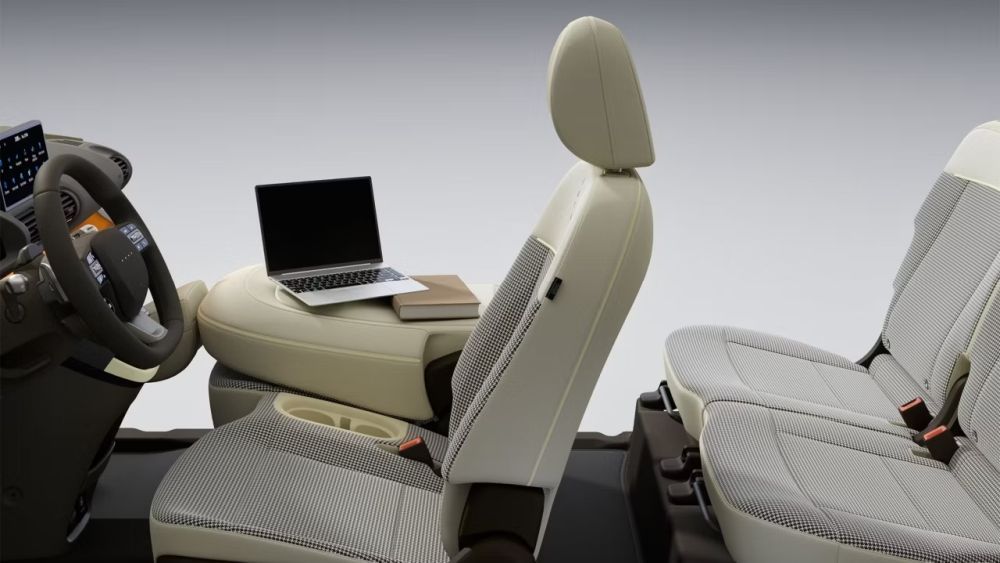 Er staan spullen op de inklapbare passagierstoel van de Hyundai Inster 