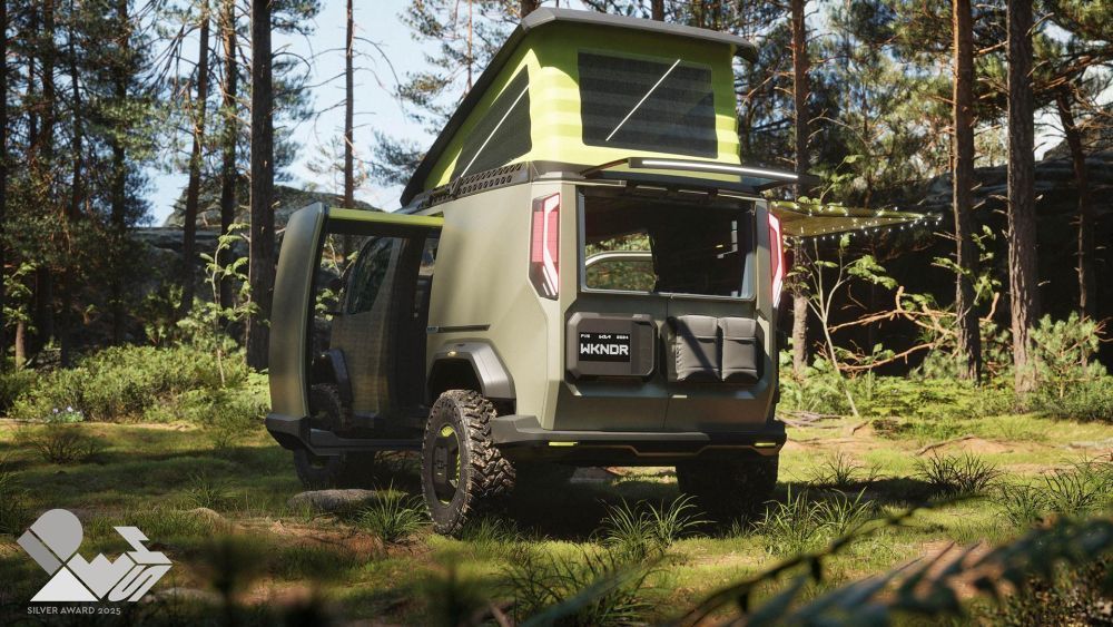 Een KIA PV5 WKNDR staat op een open plek tussen bomen met hefdak open