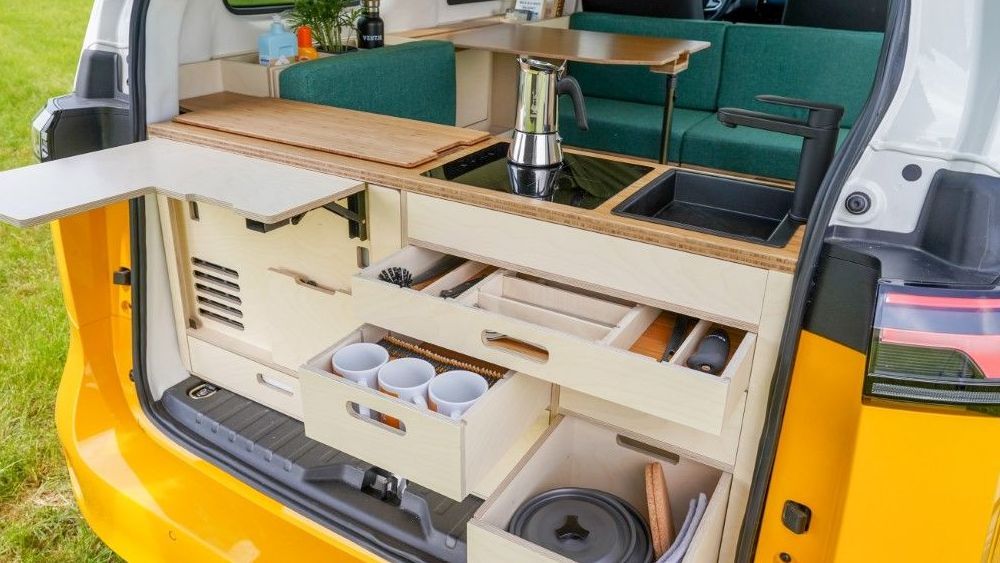 Inductiekeuken van een oranje eVentje camperbus
