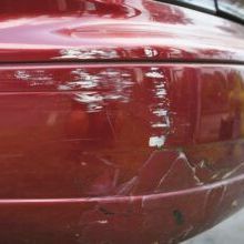 Bumper op de achterkant vertoont lakschade. Wat kun je het beste doen om het te repareren?