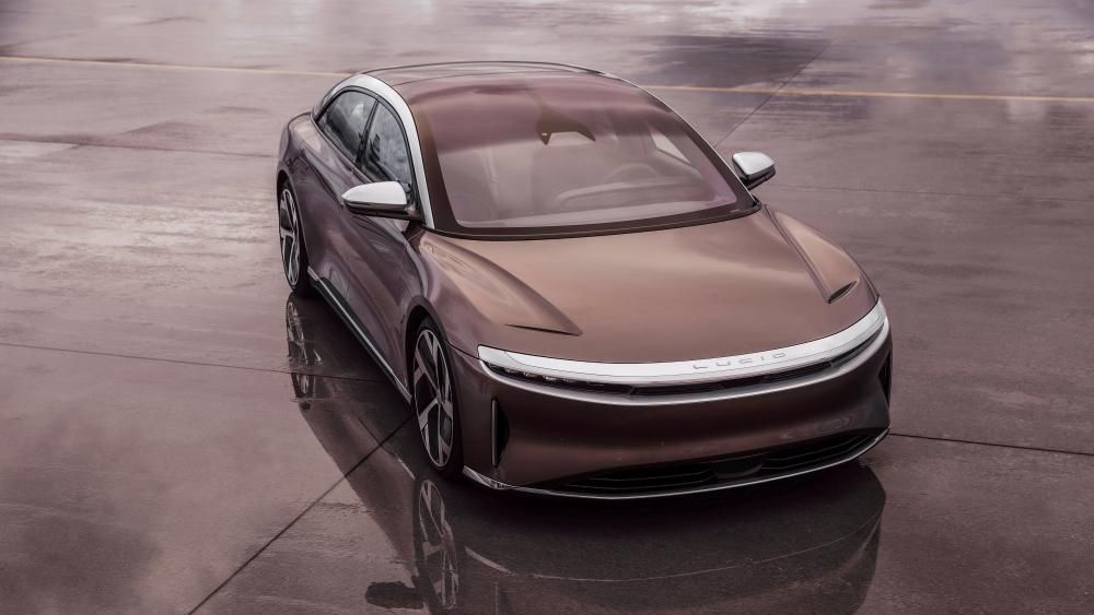 Een bruine Lucid Air staat geparkeerd