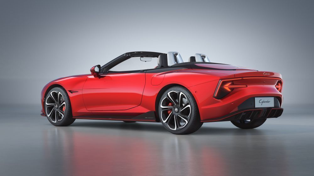 Een rode MG Cyberster cabriolet wordt ten toon gesteld