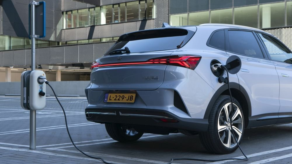 MG Marvel R aan laadpaal