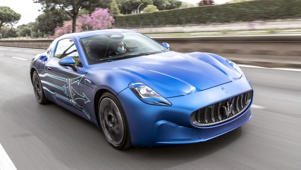 Een blauwe Maserati GranTurismo rijdt over de weg
