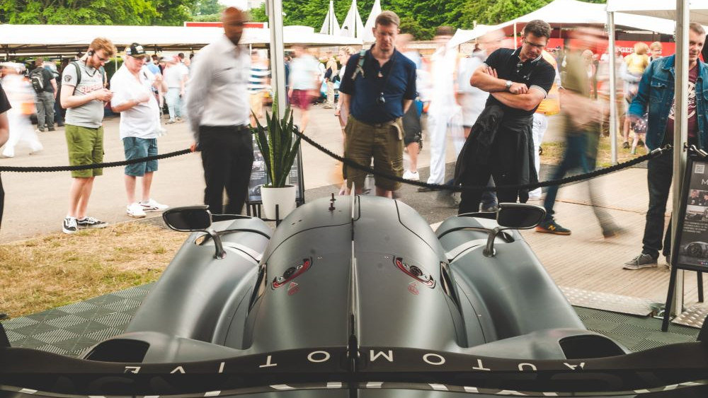 Een groepje mensen kijken naar een McKurtry Speirling