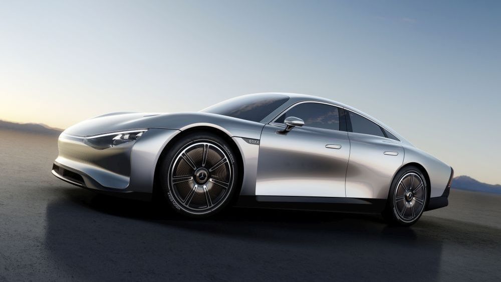 Mercedes-Benz Vision EQXX van de linkerkant e een beetje voorkant