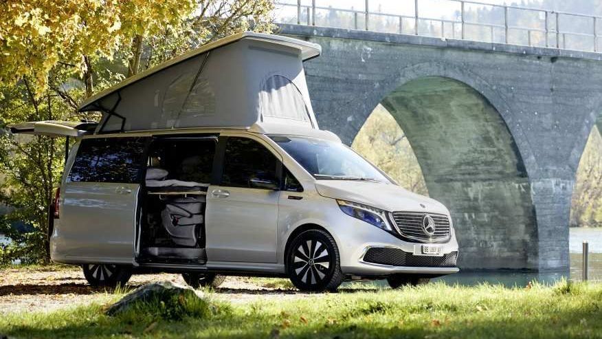 Mercedes EQV Camper onder een brug