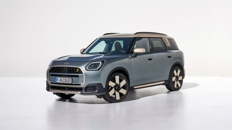 Een blauwgrijze Mini Countryman SE ALL 4 staat model