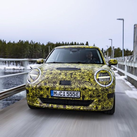 Een elektrische Mini wordt getest onder winterse omstandigheden