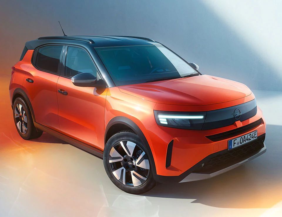 Een rood-oranje Opel Frontera staat model