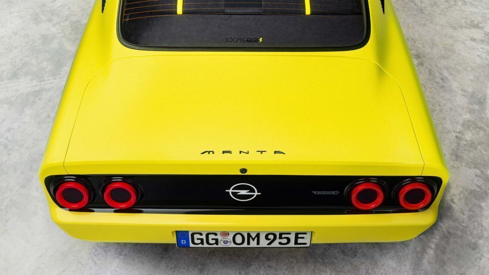 Kofferbak van een gele Opel Manta GSE restomod