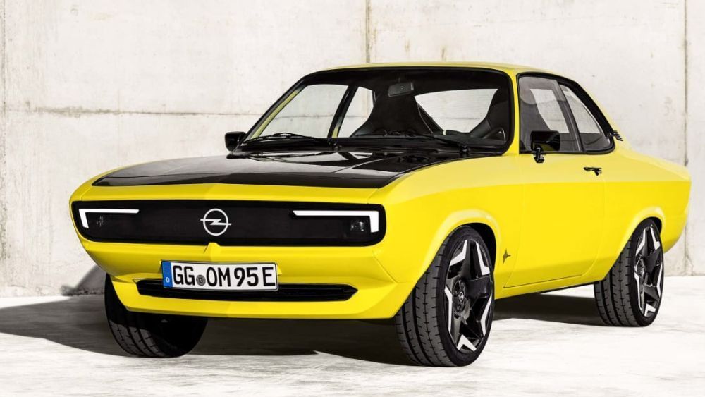 Een gele Opel Manta GSE restomod staat in een showroom