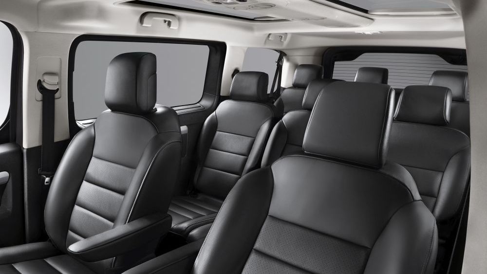 Interieur met zwart lederen stoelen en een dakraam