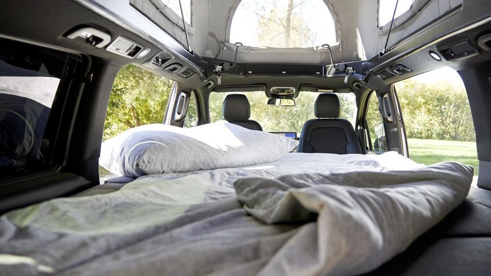 Opgemaakte bedden van de Mercedes EQV Camper