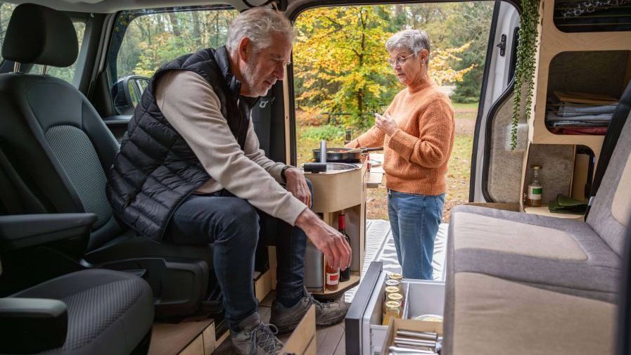 Een man en vrouw zitten in een elektrische campervan Outbase ID.Buzz