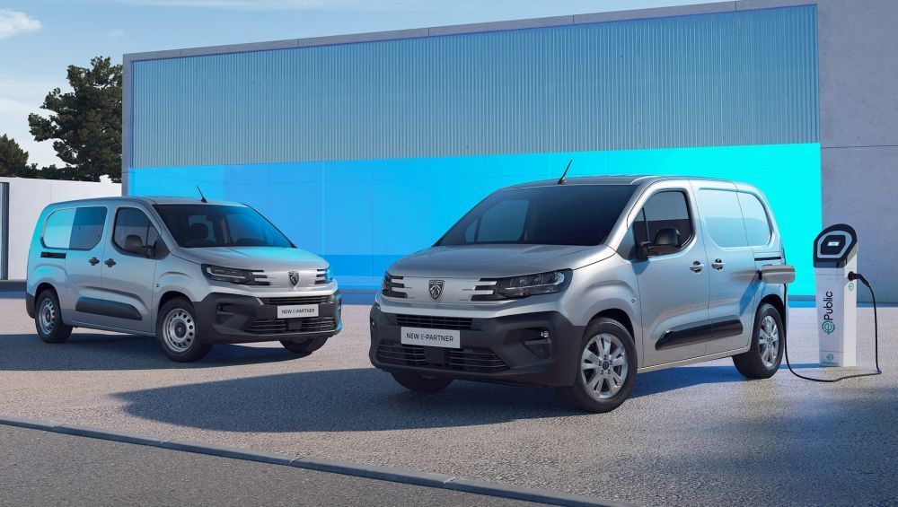 Een elektrische bestelwagens Peugeot e-Partner wordt geladen