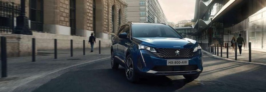 Peugeot hybride rijdt in de stad