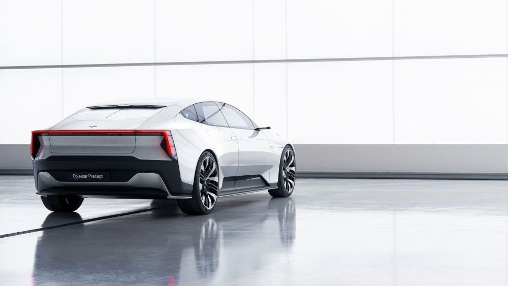 Een witte Polestar Precept staat naast een muur geparkeerd