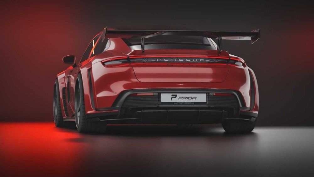 De achterkant van een donkerrode Porsche Taycan Prior design met spoiler