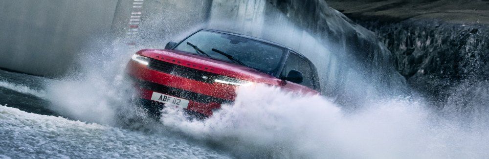Range Rover Sport 2023 rijdt door het water