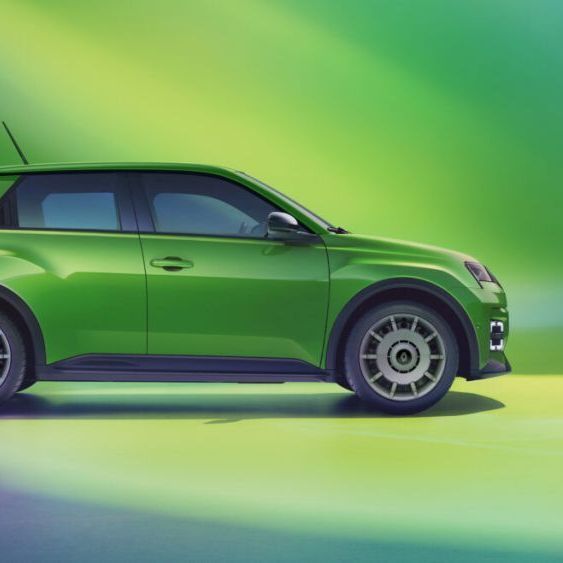 Een groene elektrische Renault 5 E-Tech Five staat model