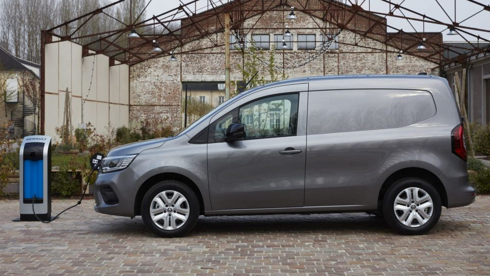 Een grijze bestelwagen Renault Kangoo wordt elektrisch opgeladen