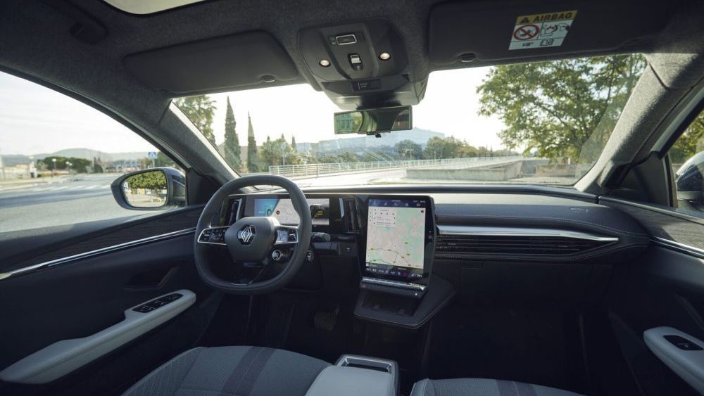 Het interieur voorin van de Renault Scenic E-Tech met stuurwiel en tablet