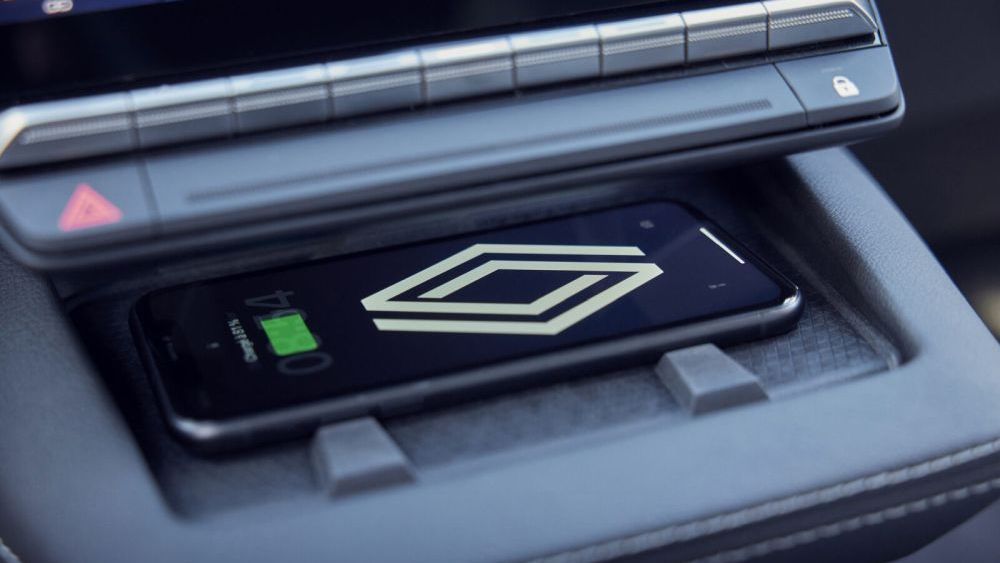 De mobiele telefoon kan in de Renault Scenic E-Tech op een apart plekje worden weggelegd
