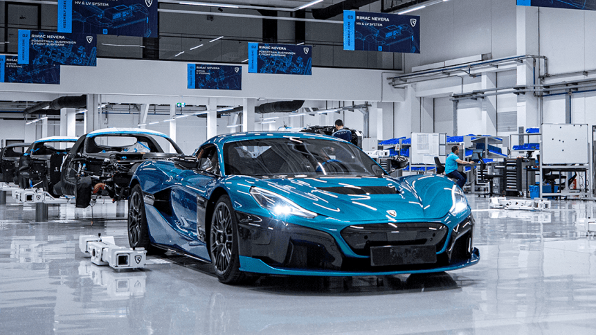 Een blauwe Rimac Nevera staat in een fabrikant